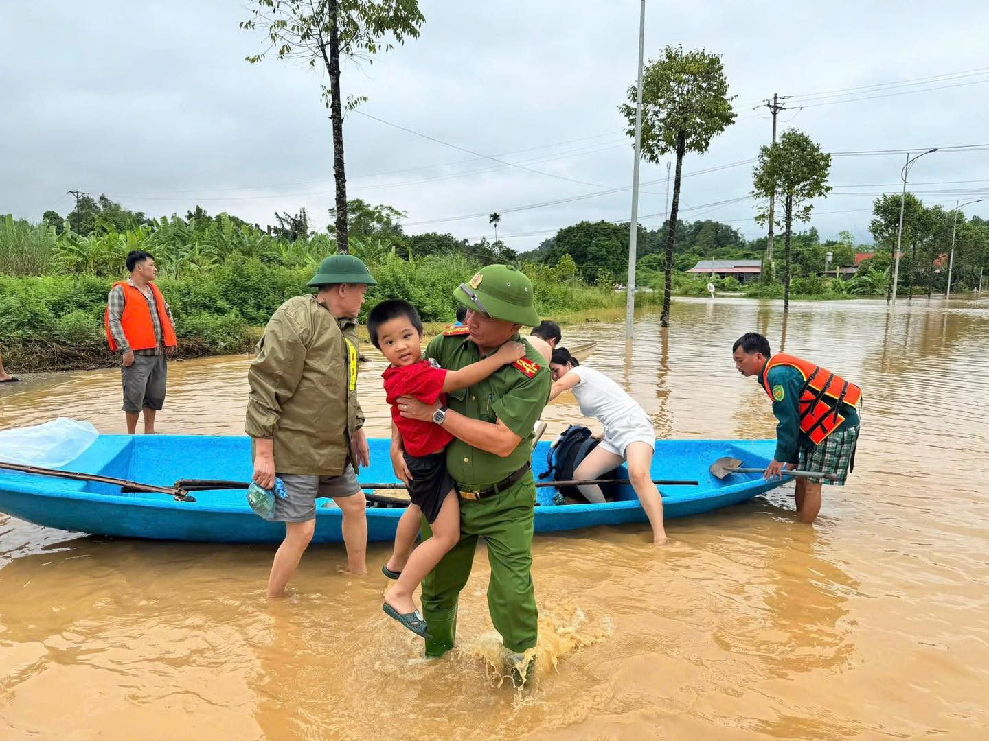 Công an Lào Cai xuyên đêm cứu hộ trong mưa lũ do bão số 10 40 555962342 770580862642381 8324398421223491262 n