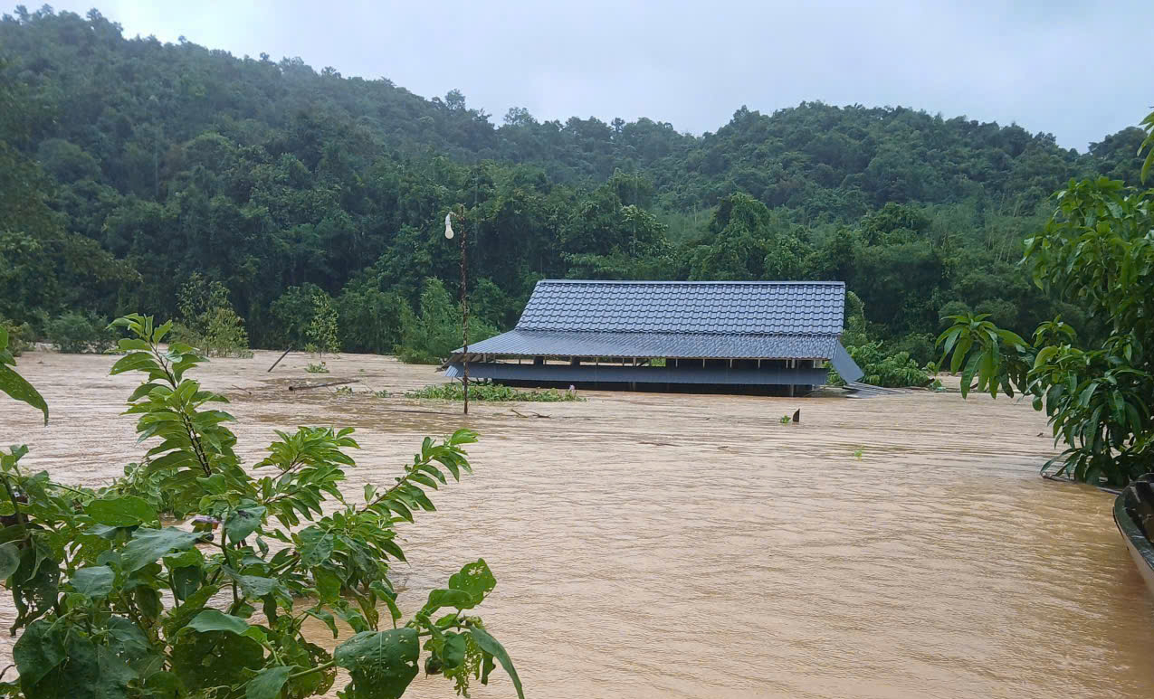Nhà ngập tới nóc, người dân Nghệ An xuyên đêm chạy lũ 39 base64 17591981123771083512687