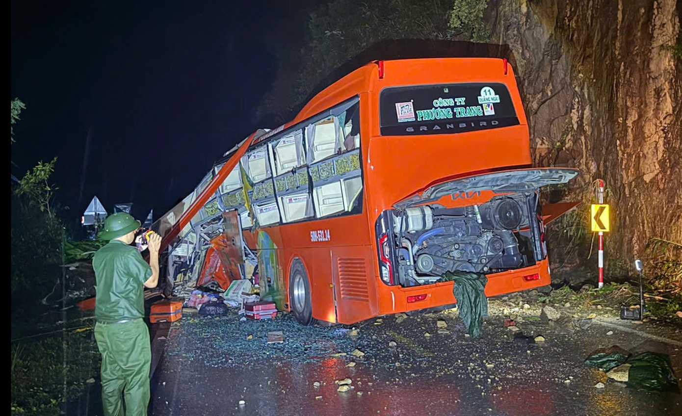 Xe khách bị đất đá vùi trên đèo Khánh Lê lúc nửa đêm: 6 người tử vong, hàng chục nạn nhân mắc kẹt 30 image 4