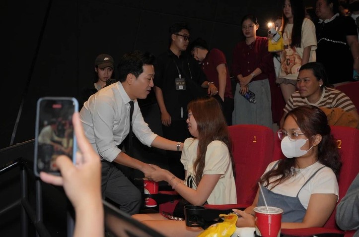 Nữ Khán Giả 20 Tuổi Khóc Nức Nở Vì Cha Mẹ Bệnh Nặng, Trường Giang Nghẹn Ngào Hứa: “Để Chú Lo” 36 Dao dien Truong Giang dong vien nu khan gia 20 tuoi khoc tai buoi giao luu phim Nha ba toi mot phong Anh DPCC