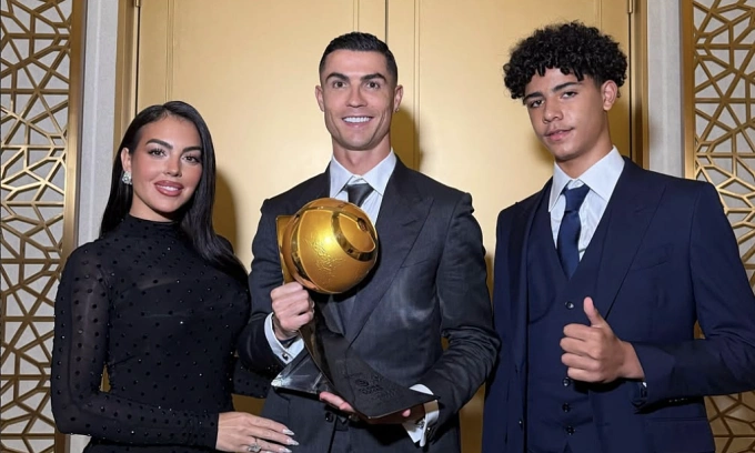 Al Nassr cân nhắc đưa con trai Cristiano Ronaldo lên đội một 27 ronaldo va cristiano jr 177679 6375 1291 1776798971