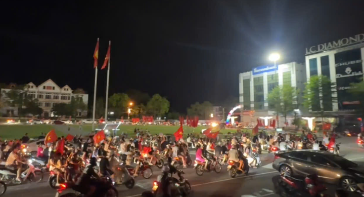 Lào Cai: Người dân đội mưa, nhuộm đỏ phố phường mừng Việt Nam vô địch 26 Anh chup man hinh 2026 08 27 030721